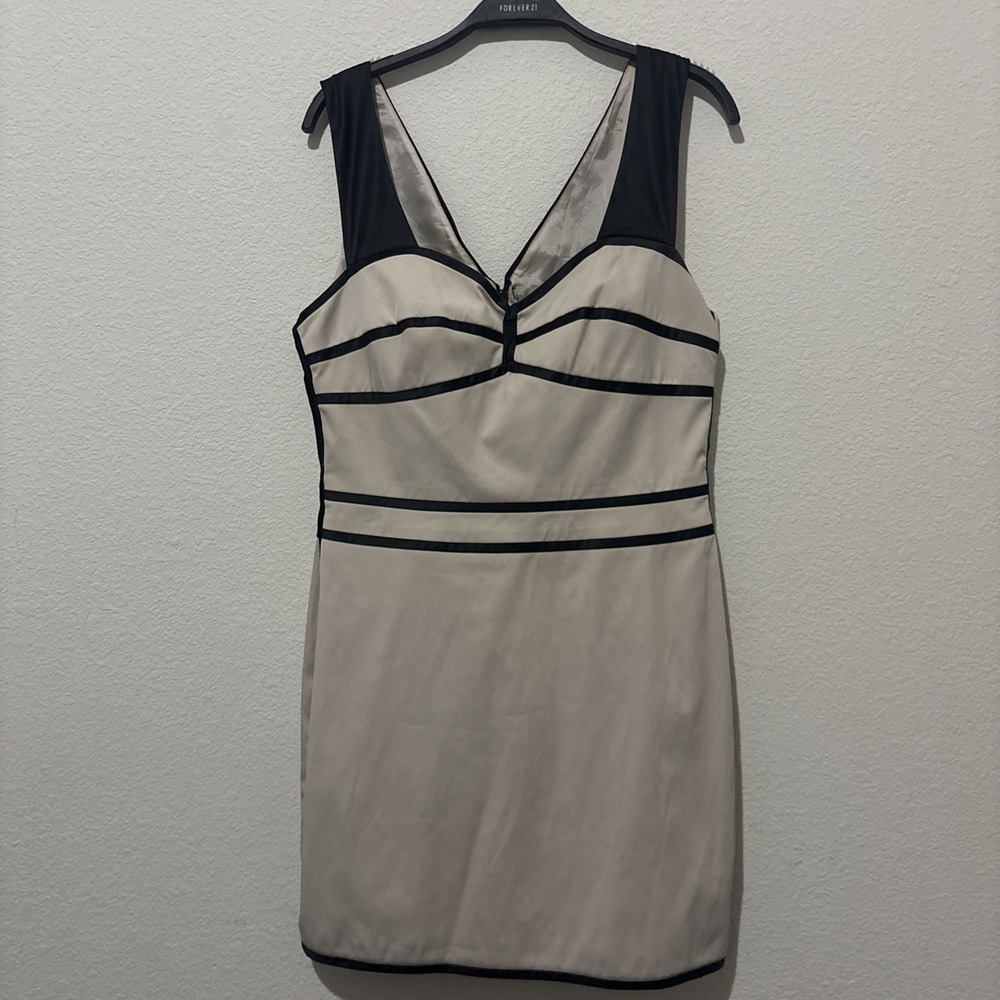 BCBG Generation Women Size 10 Beige/ Black Sleeveless Formal Cocktail Dress